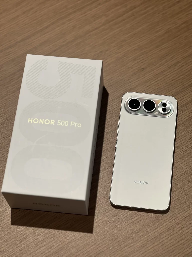 荣耀 500 Pro 月光银配色真机,搭配产品包装盒展示整机外观设计